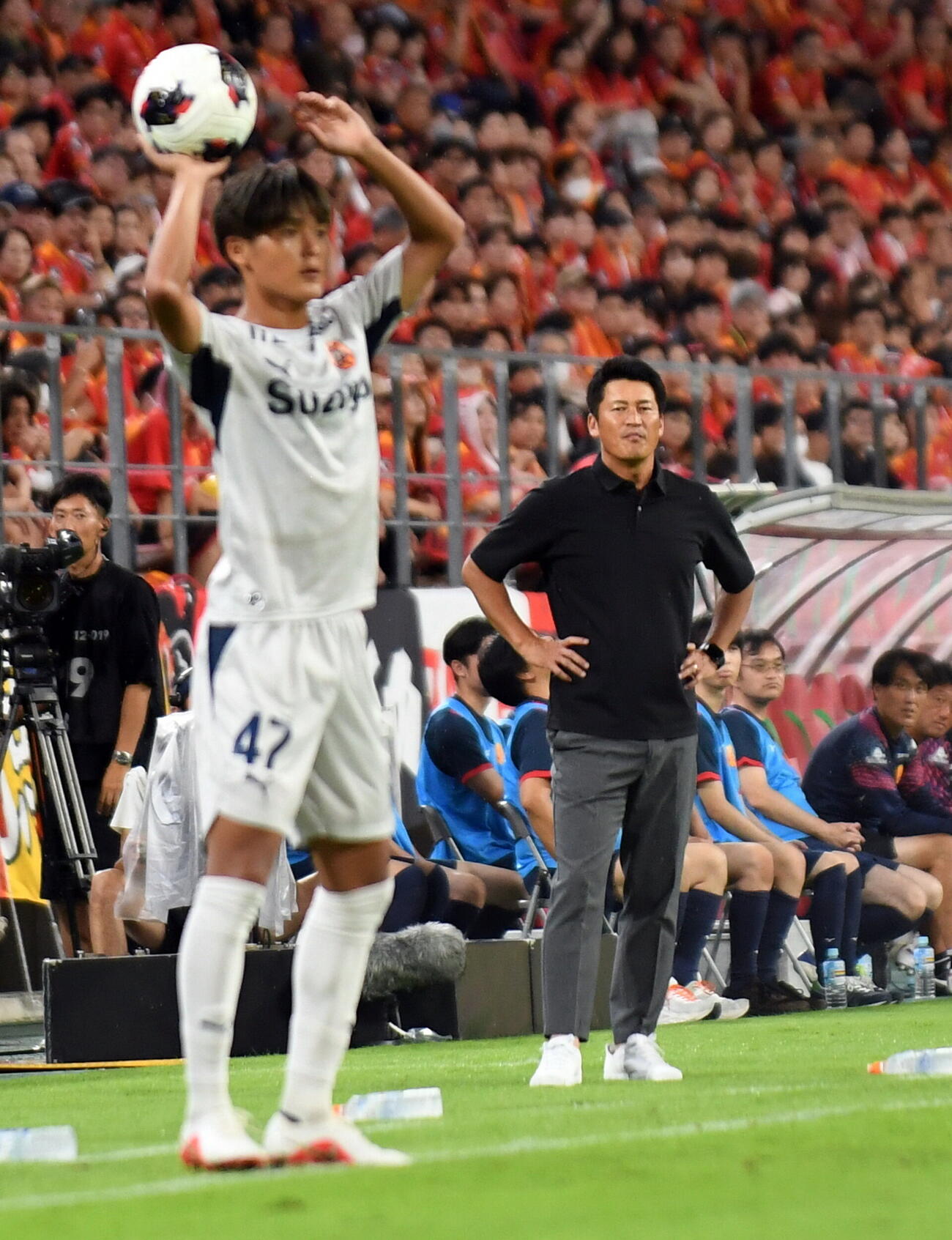 名古屋対清水　後半、戦況を見守る清水吉田監督