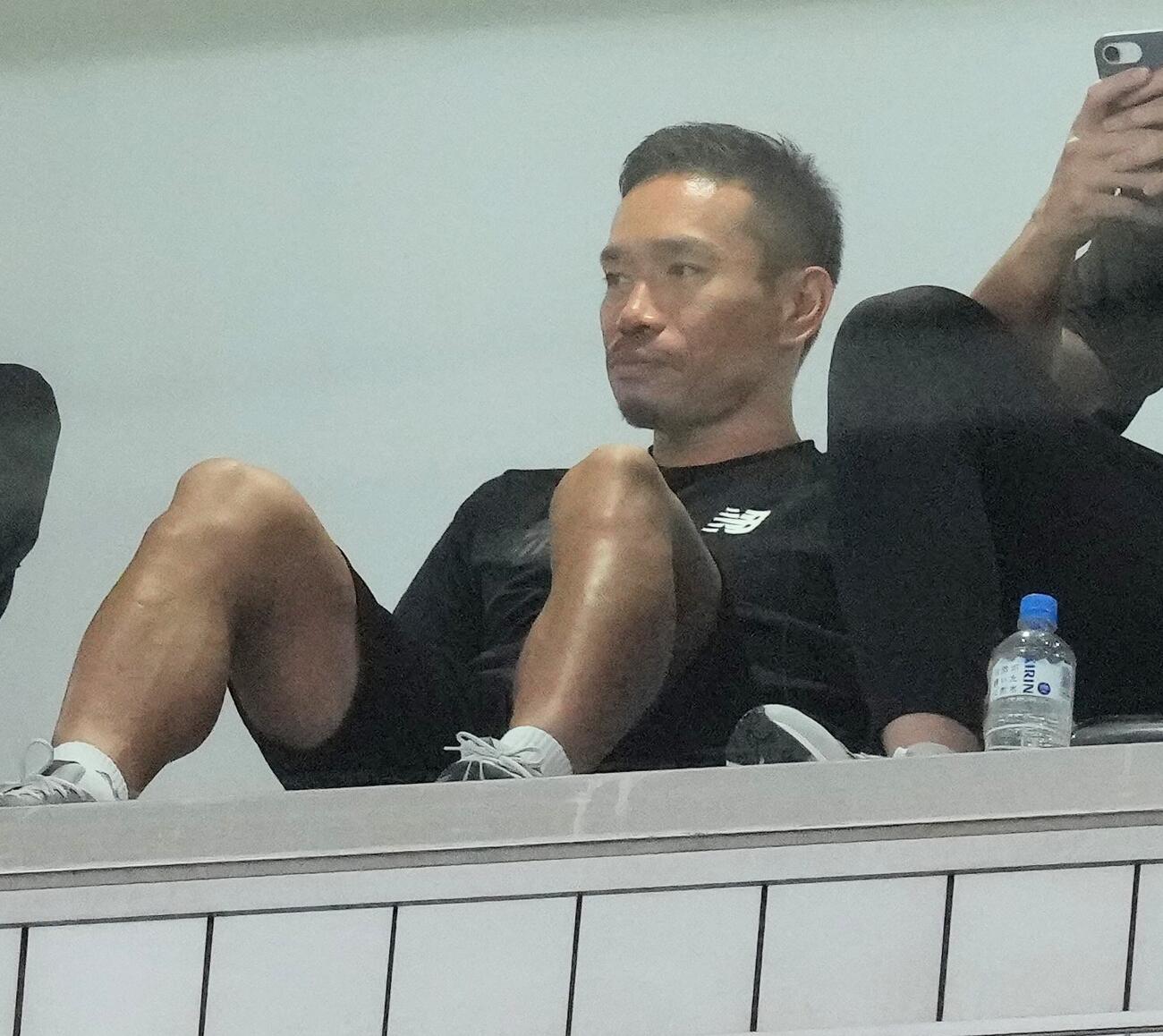 東京対町田　スタンドから試合を見つめる長友佑都（撮影・足立雅史）