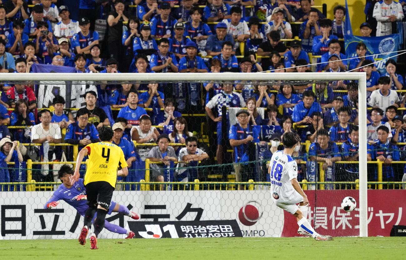 柏－水戸　後半、PKを決める水戸・内野（右）。GK小島（共同）