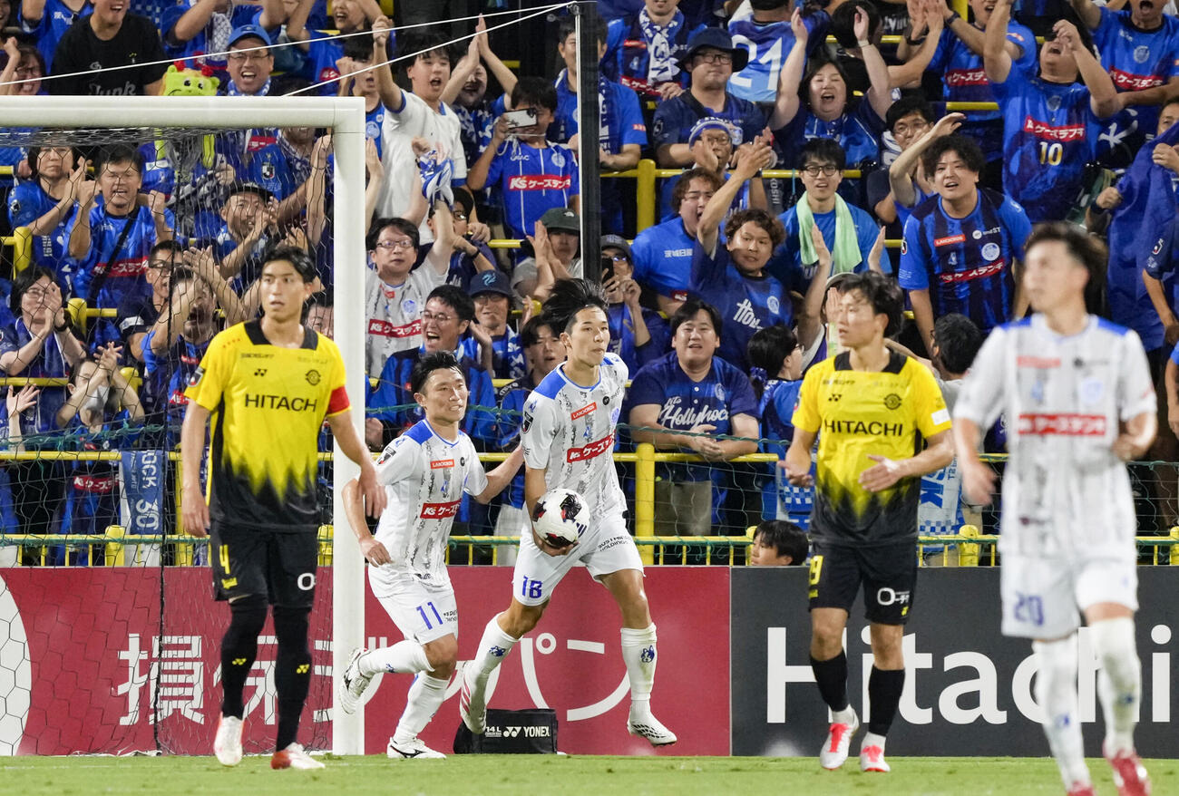 柏－水戸　後半、PKを決め、ボールを手に自陣へ戻る水戸・内野（中央）（共同）