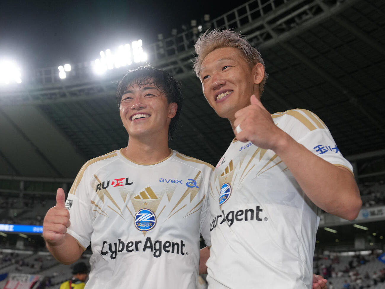 東京対町田　勝利し笑顔を見せる町田の相馬勇紀（左）と明本考浩（撮影・足立雅史）