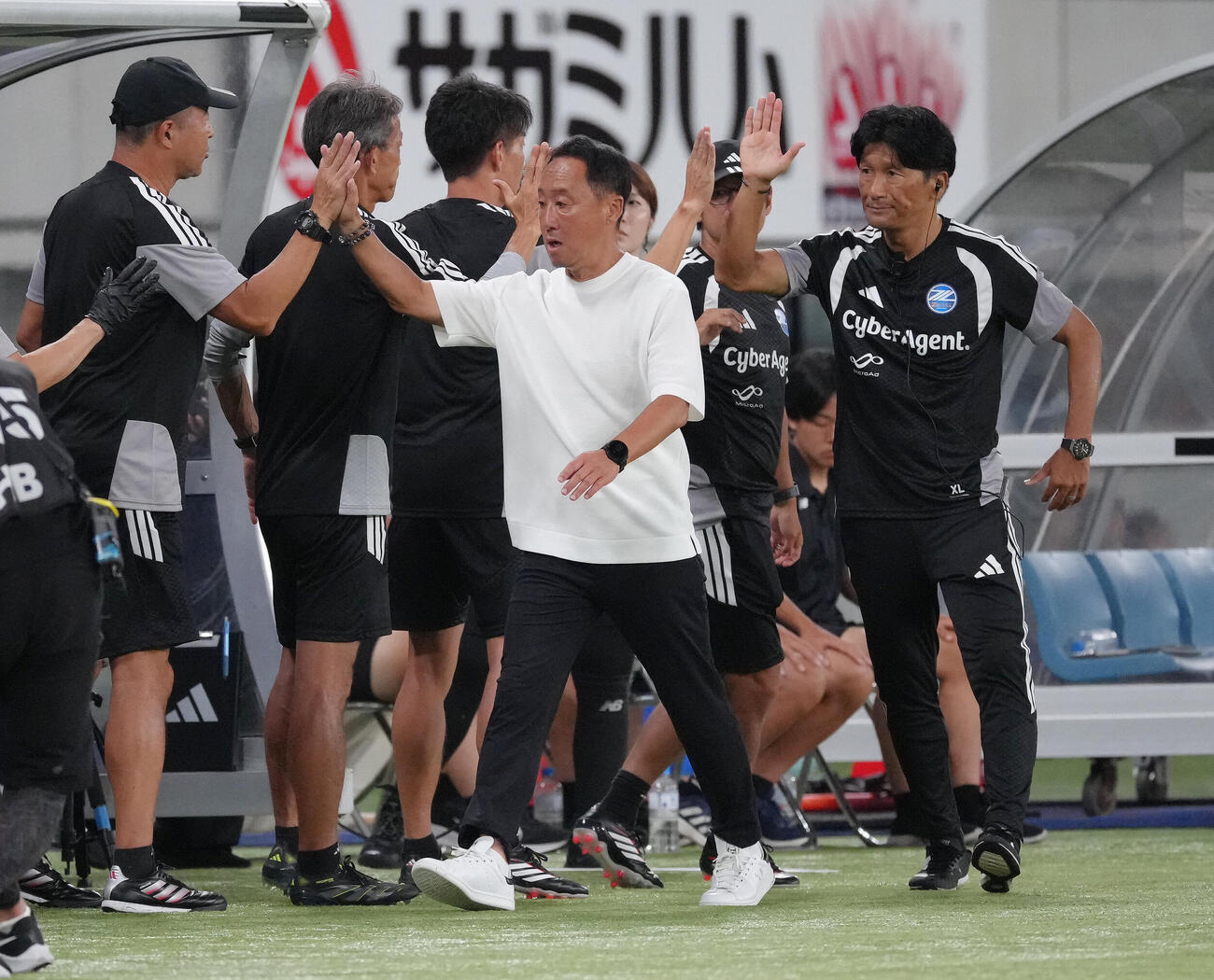 東京対町田　東京に快勝し、スタッフらとタッチを交わす町田黒田剛監督（中央）（撮影・足立雅史）