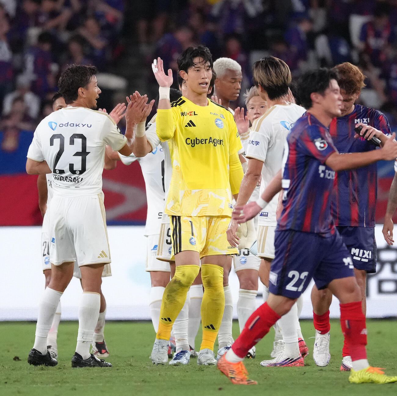 東京対町田　東京に快勝し、タッチを交わす町田GK谷晃生（中央）ら（撮影・足立雅史）