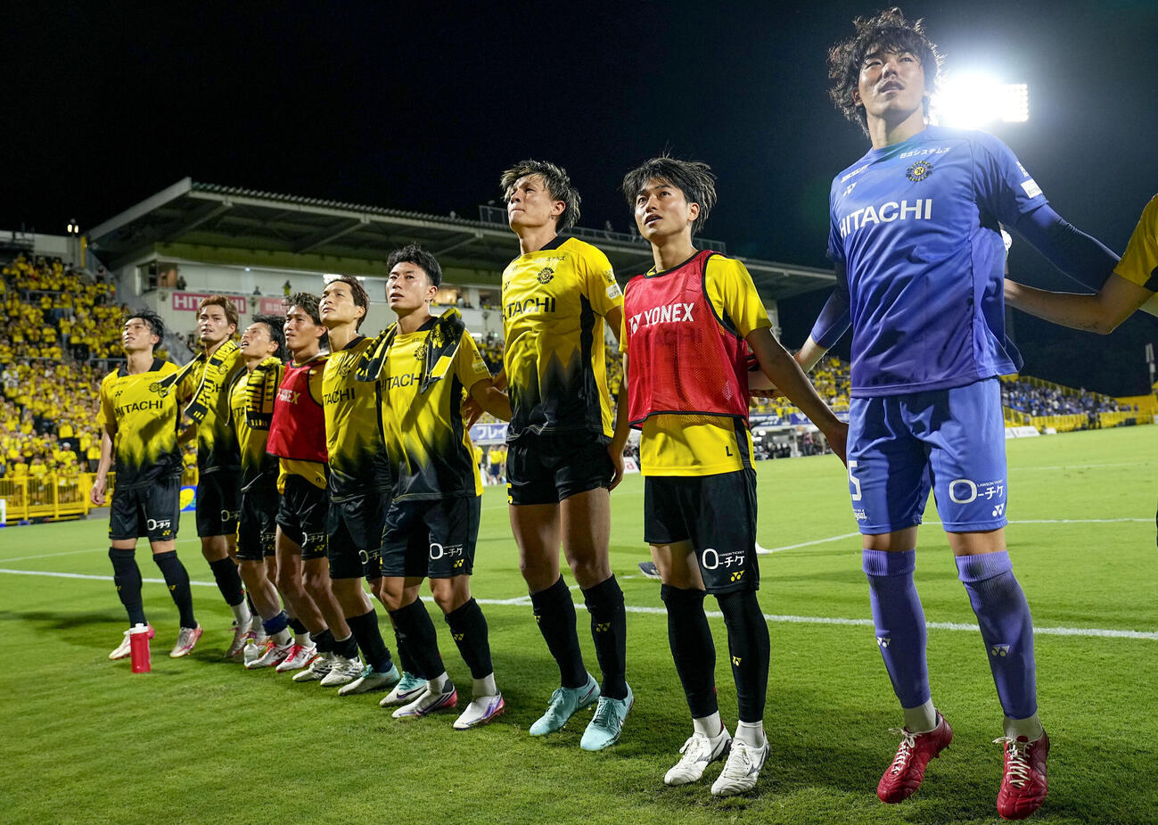 水戸に競り勝ち、サポーターと喜びを分かち合う小泉（右から2人目）ら柏の選手たち（共同）