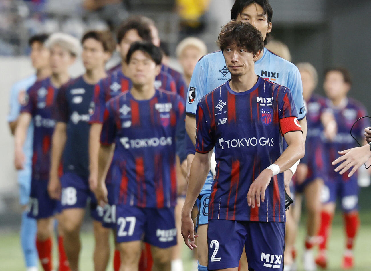 町田に敗れ、厳しい表情をみせるFC東京・室屋（手前）＝味スタ（共同）