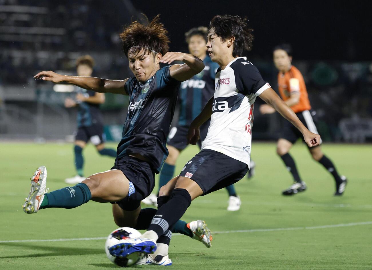 サッカーJ3の相模原戦で攻め込む熊本の永井颯太（右）＝8日、相模原ギオンスタジアム