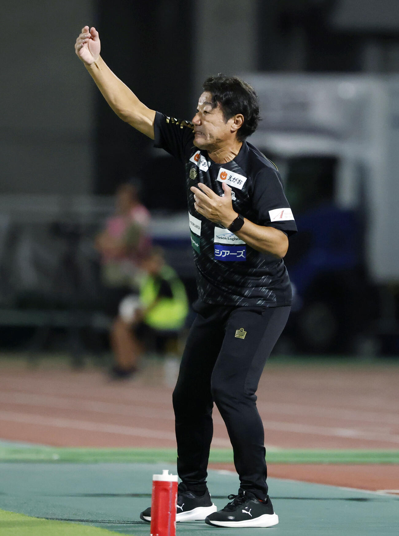 サッカーJ3の相模原戦で指示を出す熊本の片野坂知宏監督＝8日、相模原ギオンスタジアム