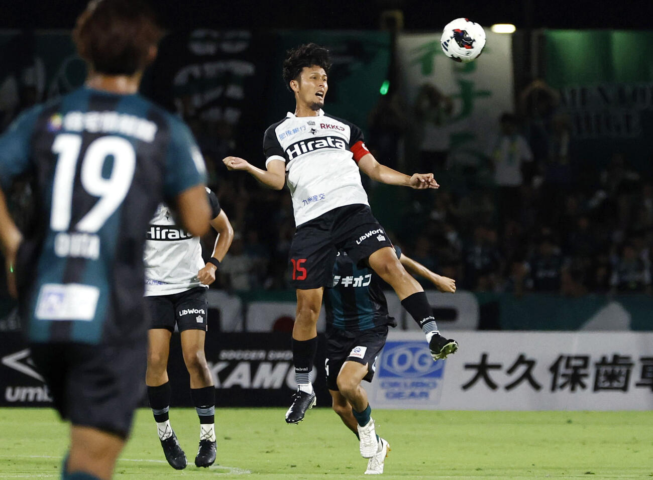 サッカーJ3の相模原戦で競り合う熊本の三島頌平（右）＝8日、相模原ギオンスタジアム