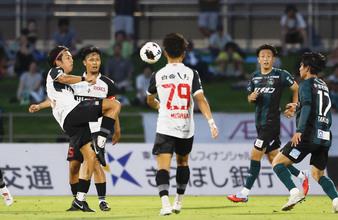 サッカーJ3の相模原戦で競り合う熊本の薬師田澪（左端）＝8日、相模原ギオンスタジアム
