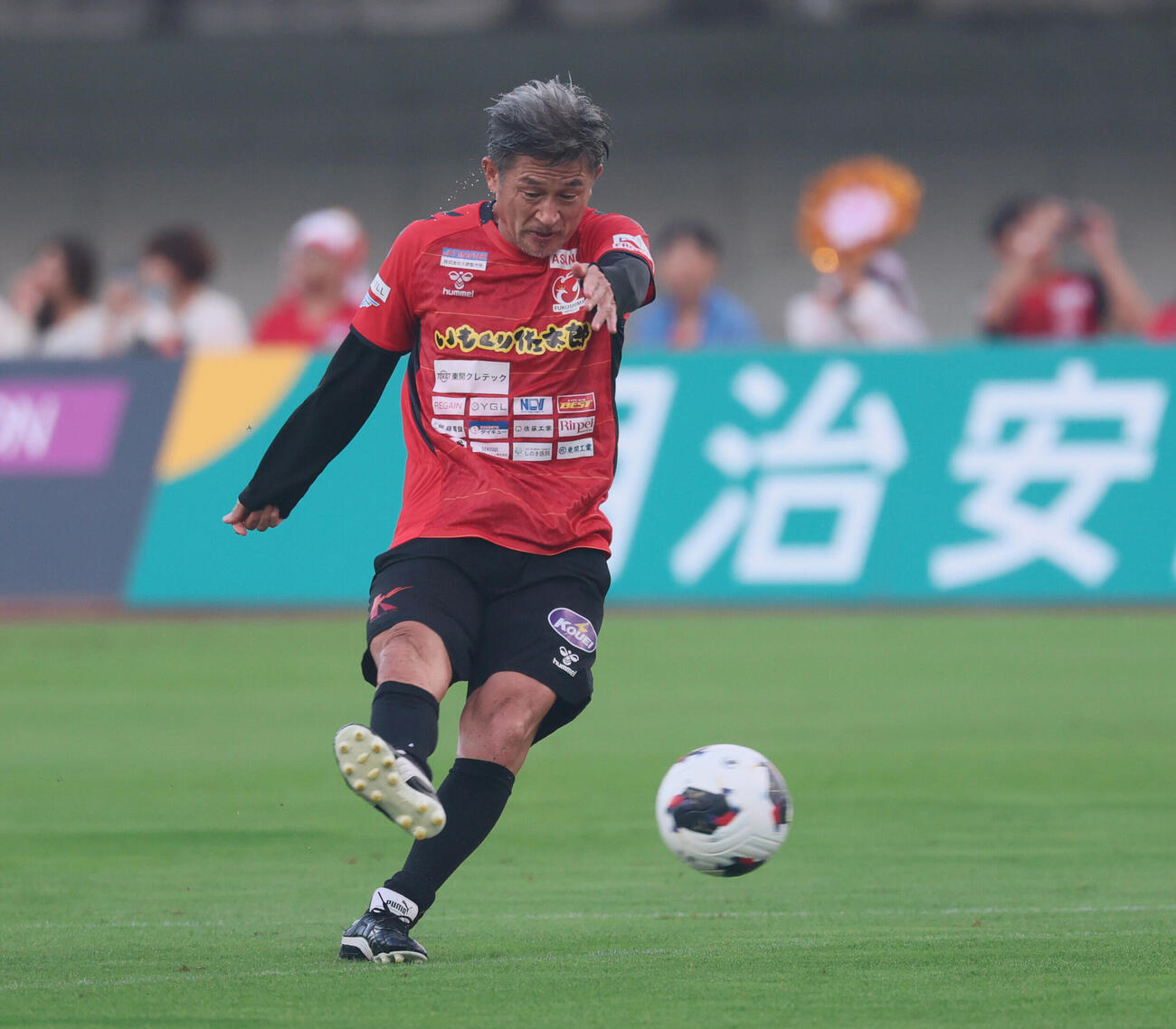 福島対讃岐　試合前シュート練習するカズ　（撮影・水谷安孝）