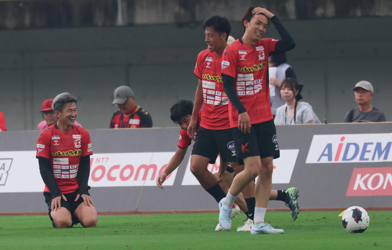 福島対讃岐　試合前アップで笑顔を見せるカズ　（撮影・水谷安孝）