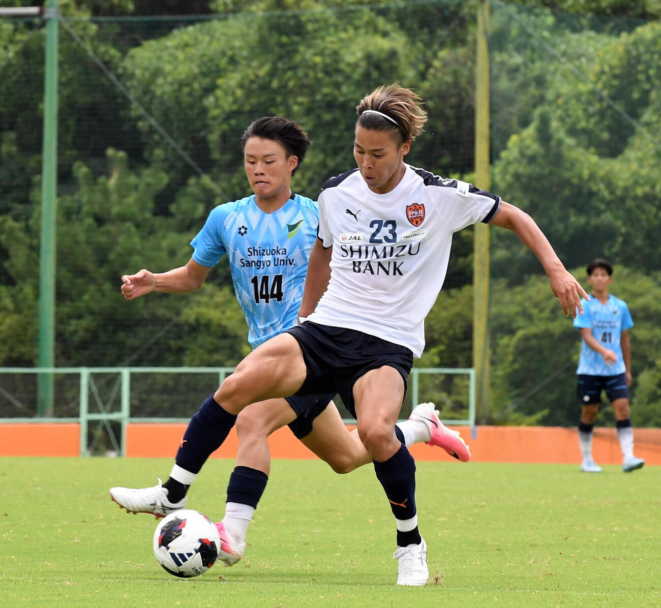 清水対静岡産大　2得点を記録した清水千葉（手前）（撮影・前田和哉）