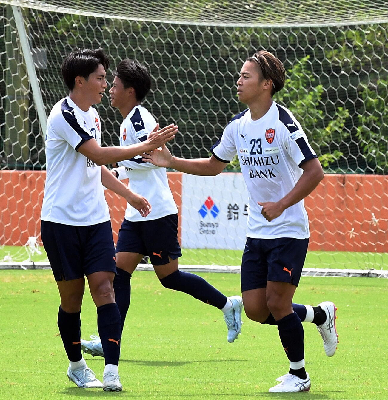 清水対静岡産大　前半、先制点を決め仲間とタッチする清水千葉（右）