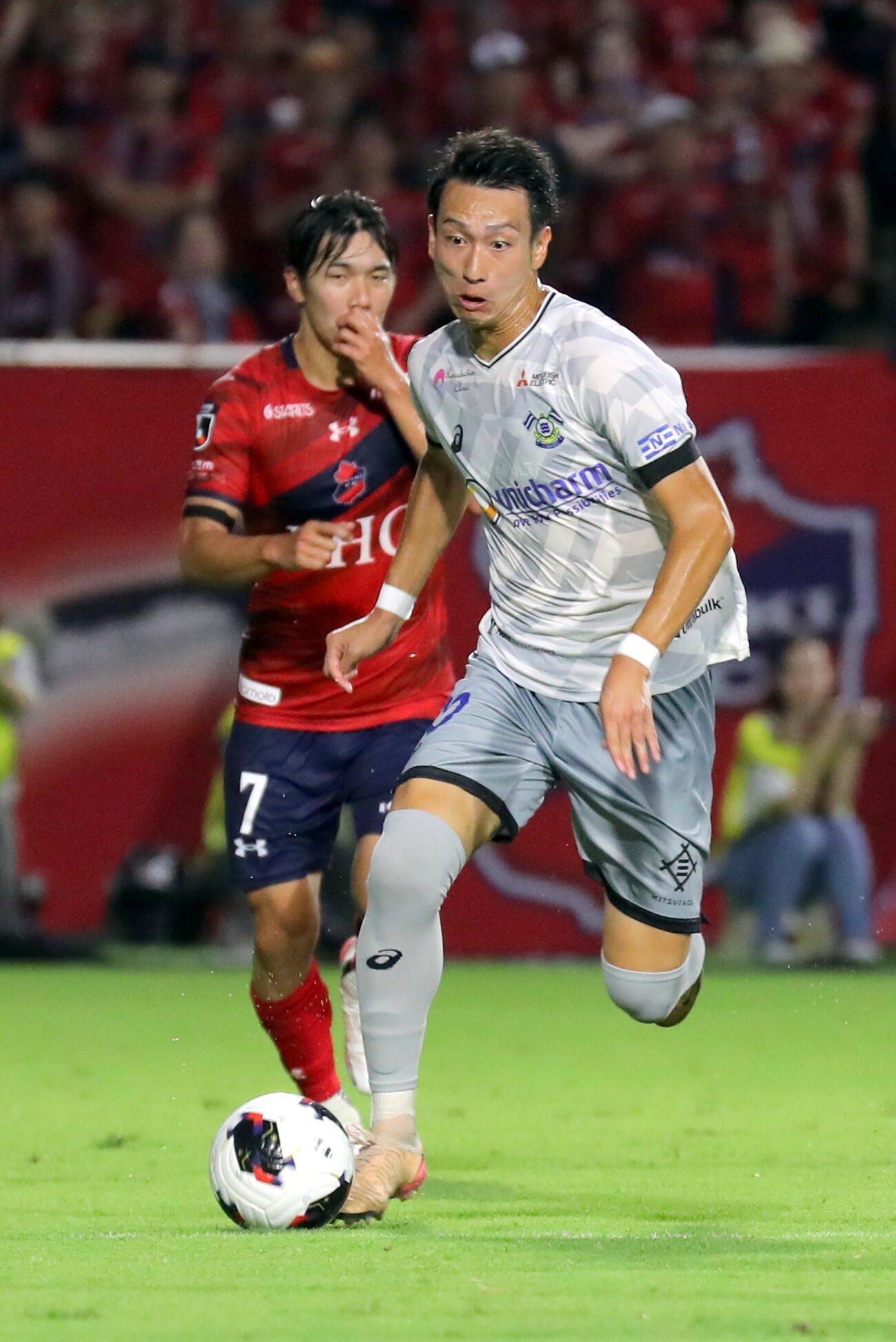 いわきとの開幕戦でJデビューし、前半35分にドリブルを仕掛ける今治MF中井卓大ピピ（2026年8月9日、ハワイアンズスタジアムいわき）