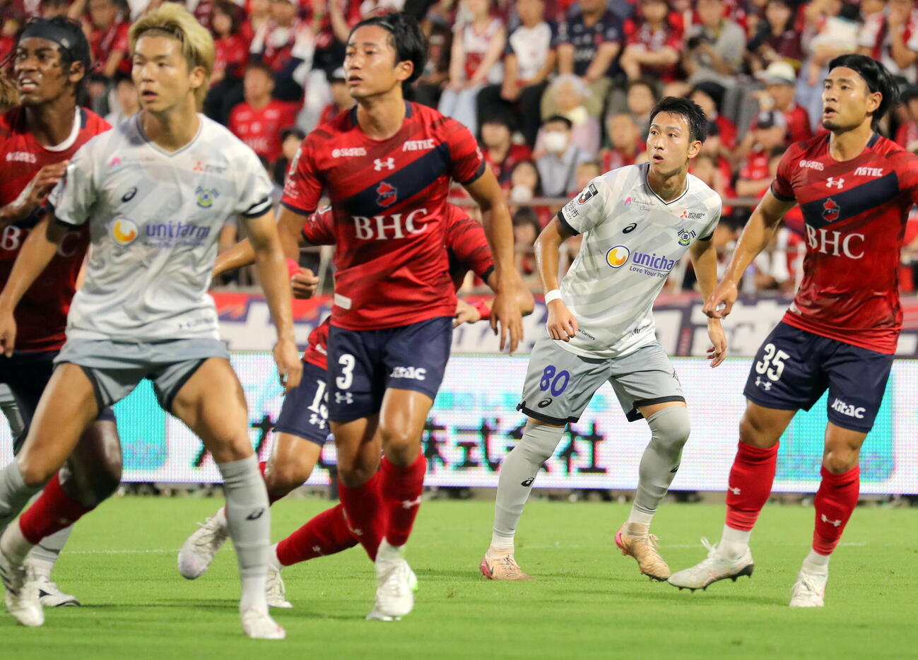 いわきとの開幕戦でJデビューし、前半、CKからチャンスをうかがう今治MF中井卓大ピピ（2026年8月9日、ハワイアンズスタジアムいわき）