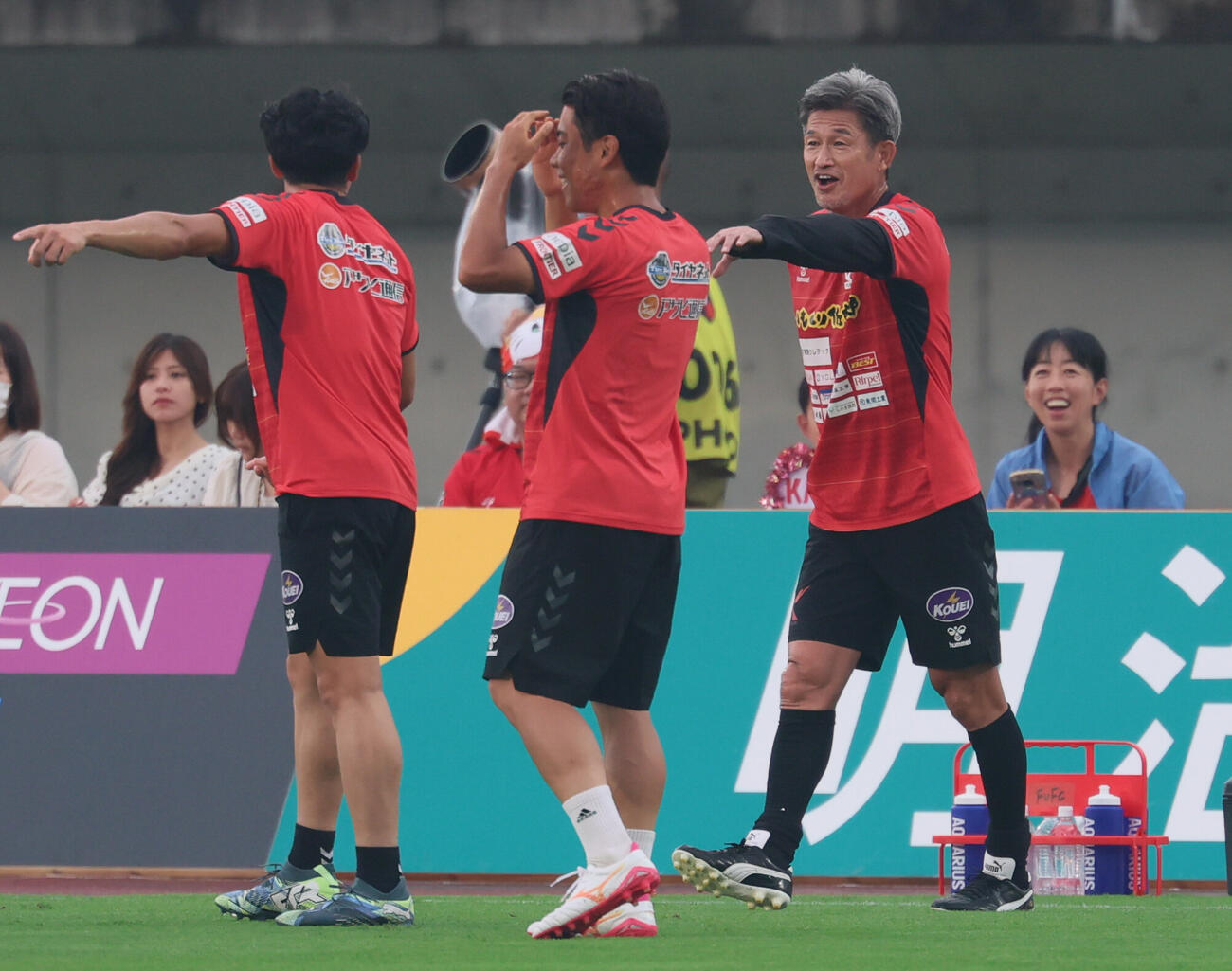 福島対讃岐　試合前アップで笑顔を見せるカズ　（撮影・水谷安孝）