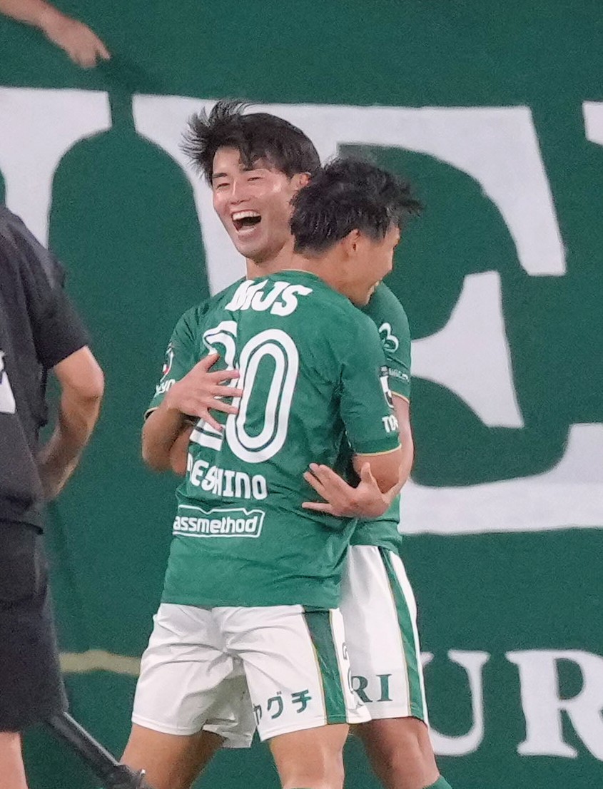 東京V対川崎F　後半、先制ゴールを決め喜ぶ東京V溝口修平（後方）（撮影・足立雅史）
