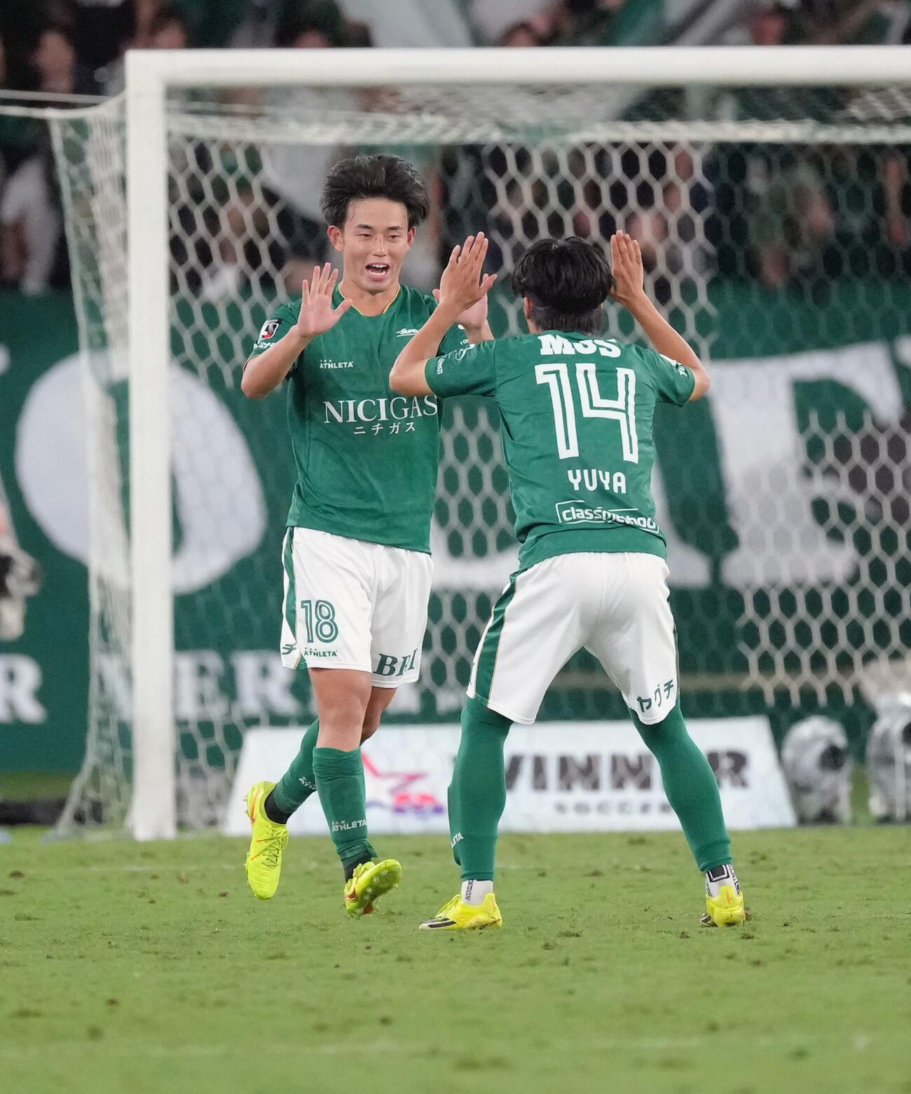 東京V対川崎F　後半、先制ゴールを決め喜ぶ東京V溝口修平（左）（撮影・足立雅史）
