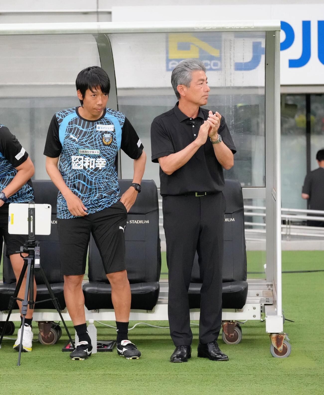 東京V対川崎F　試合に臨む川崎F長谷部茂利監督（右）と中村憲剛ヘッドコーチ（撮影・足立雅史）