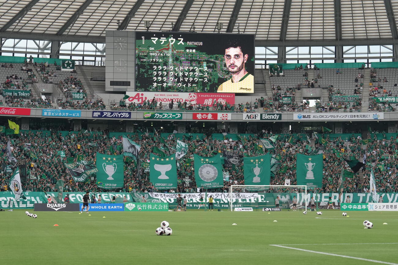 東京V対川崎F　試合前、声援を送る東京Vサポーター（撮影・足立雅史）