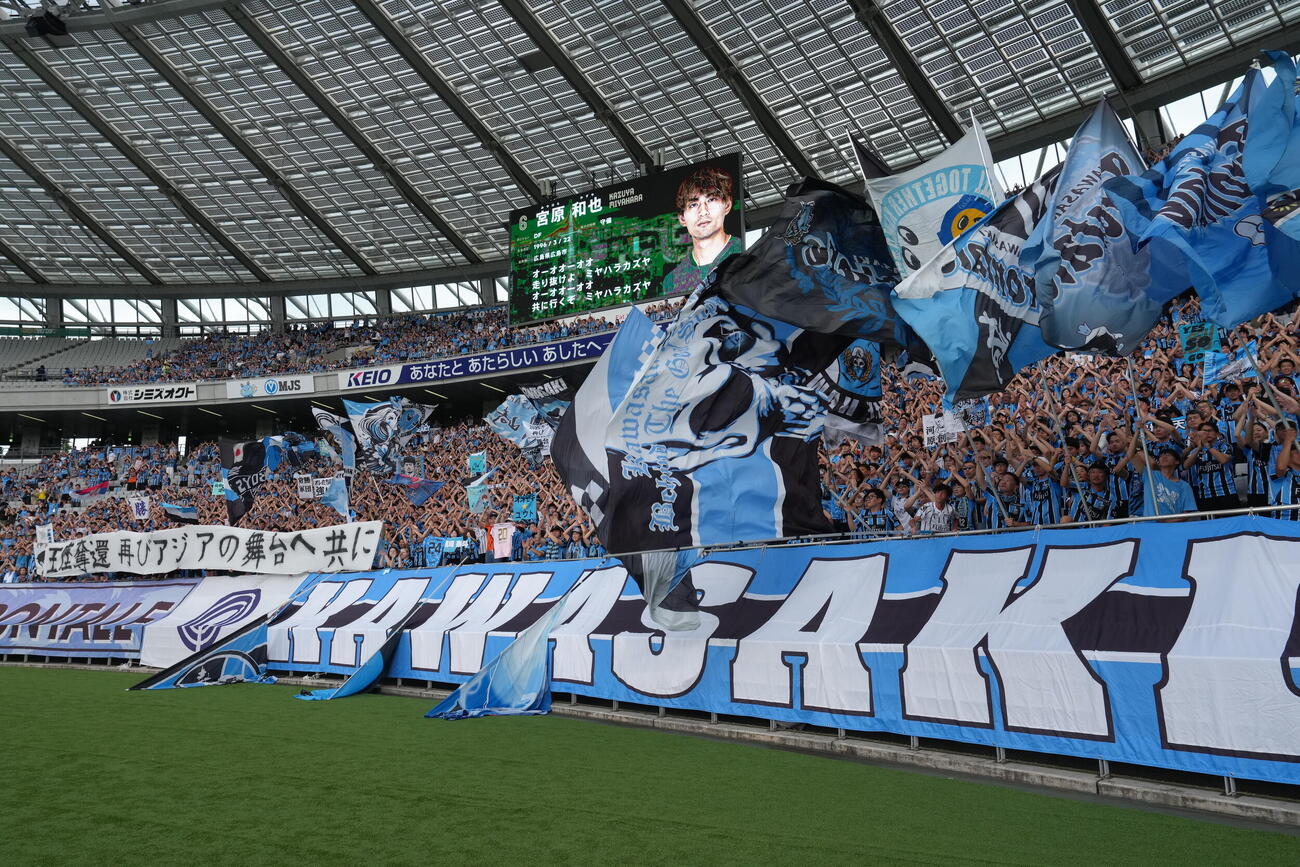 東京V対川崎F　試合前、声援を送る川崎Fサポーター（撮影・足立雅史）