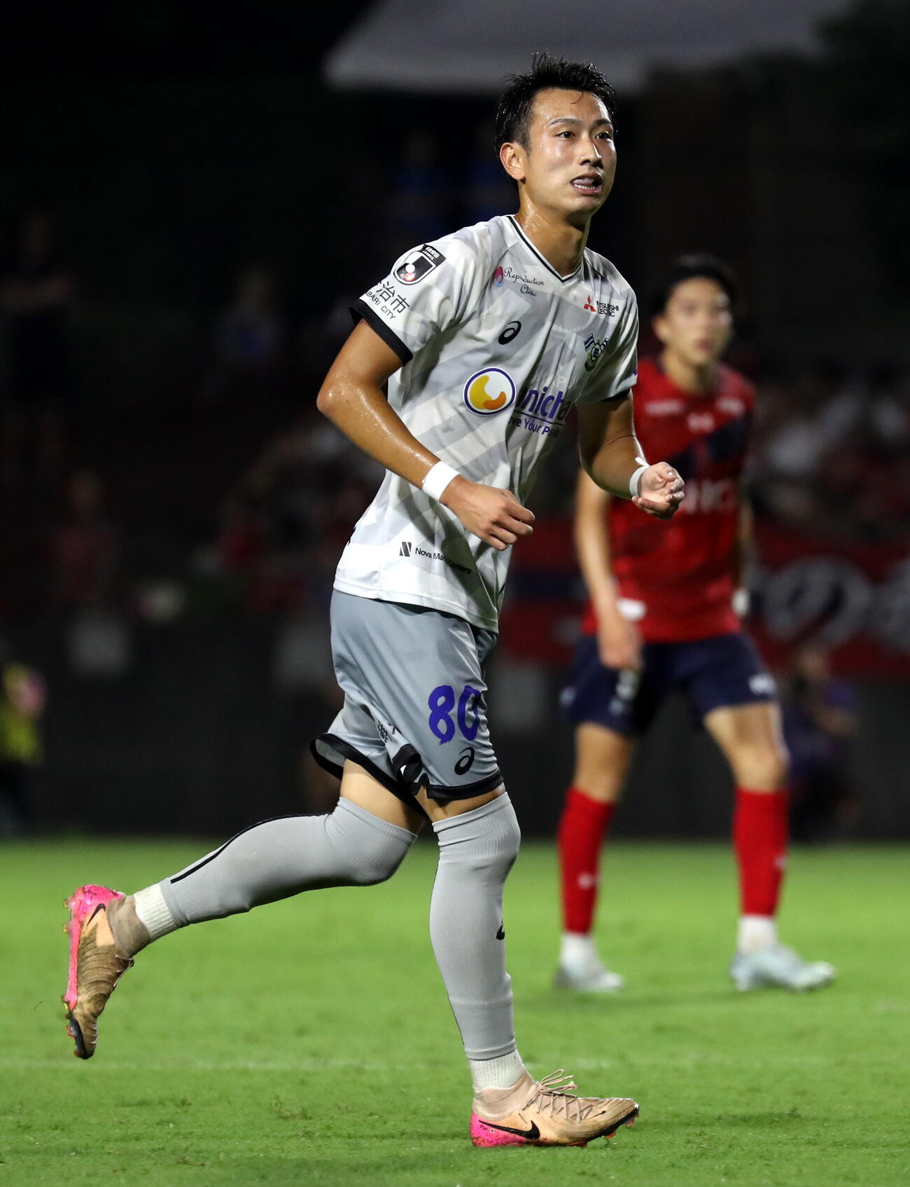 開幕いわき戦の後半、考えながら走るJ2今治MF中井卓大ピピ（2026年8月9日、ハワイアンズスタジアムいわき）