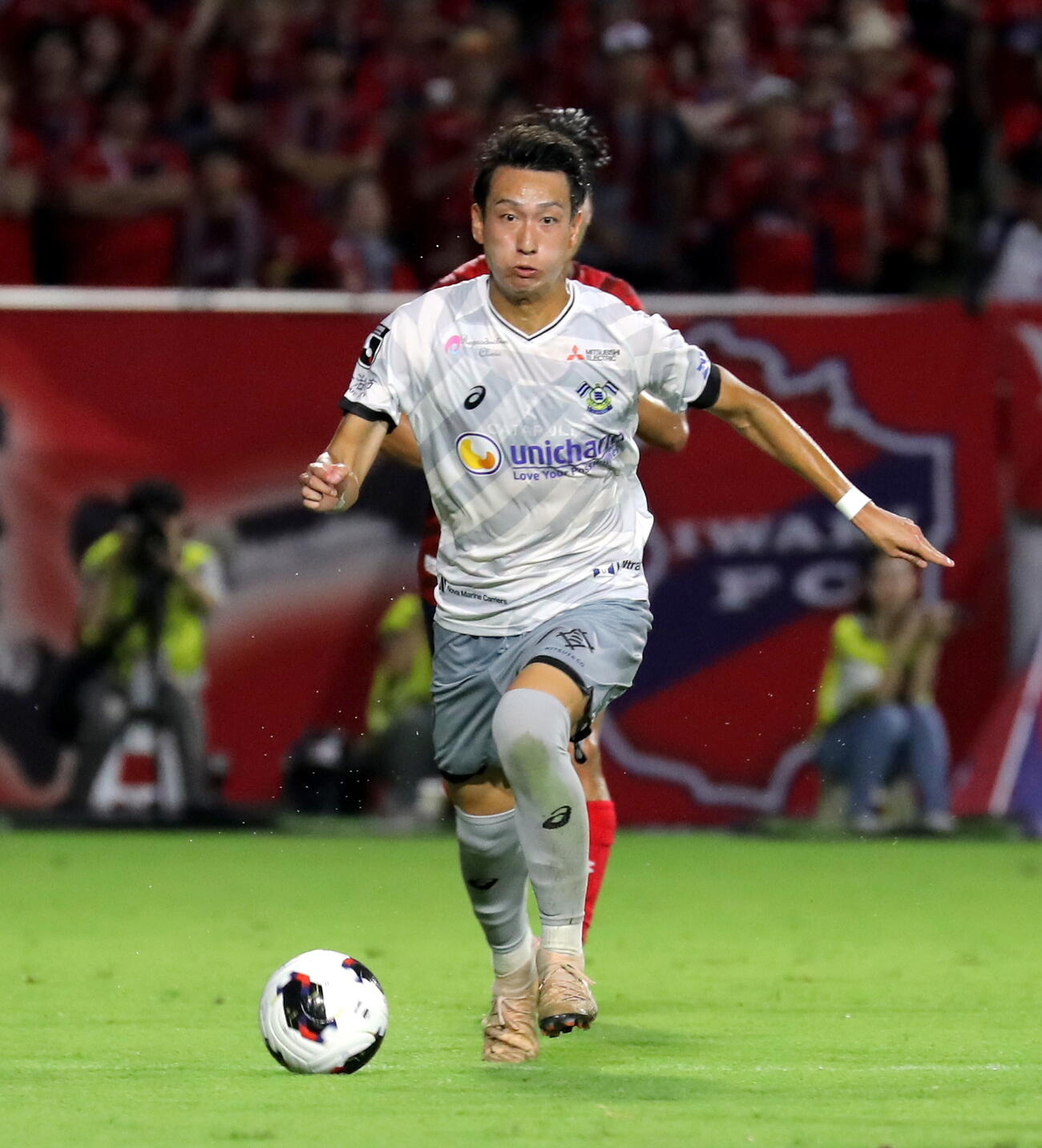 いわきとの開幕戦でJデビューし、前半35分にドリブルを仕掛ける今治MF中井卓大ピピ（2026年8月9日、ハワイアンズスタジアムいわき）