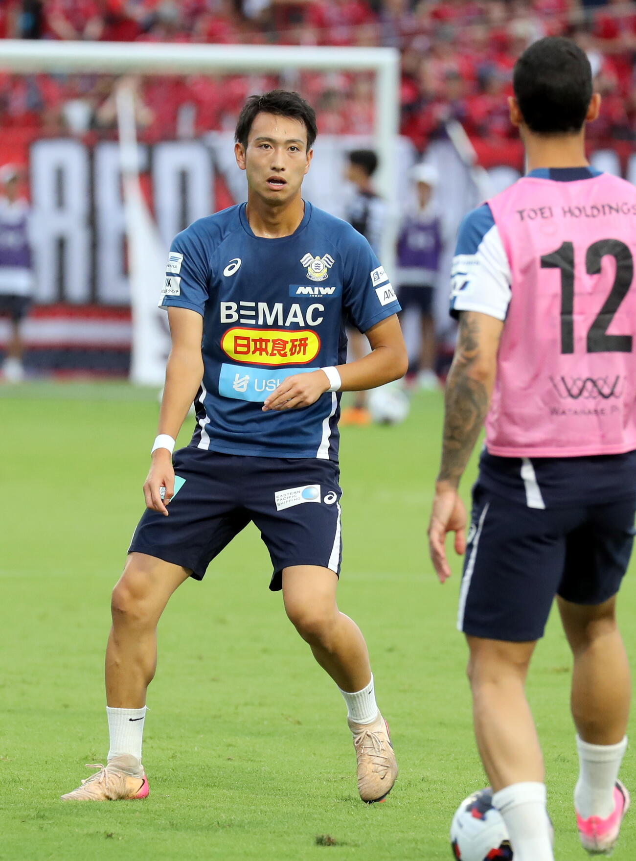 いわきとの開幕戦でのJデビューを前に、試合前練習に参加した今治MF中井卓大ピピ（2026年8月9日、ハワイアンズスタジアムいわき）