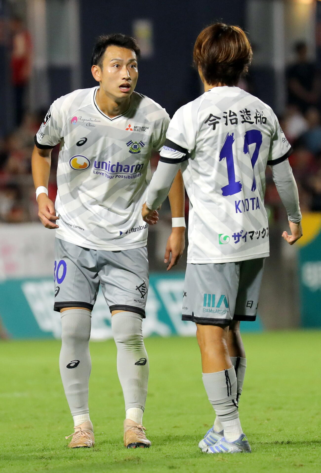 開幕いわき戦の後半、味方と確認し合うJ2今治MF中井卓大ピピ（2026年8月9日、ハワイアンズスタジアムいわき）