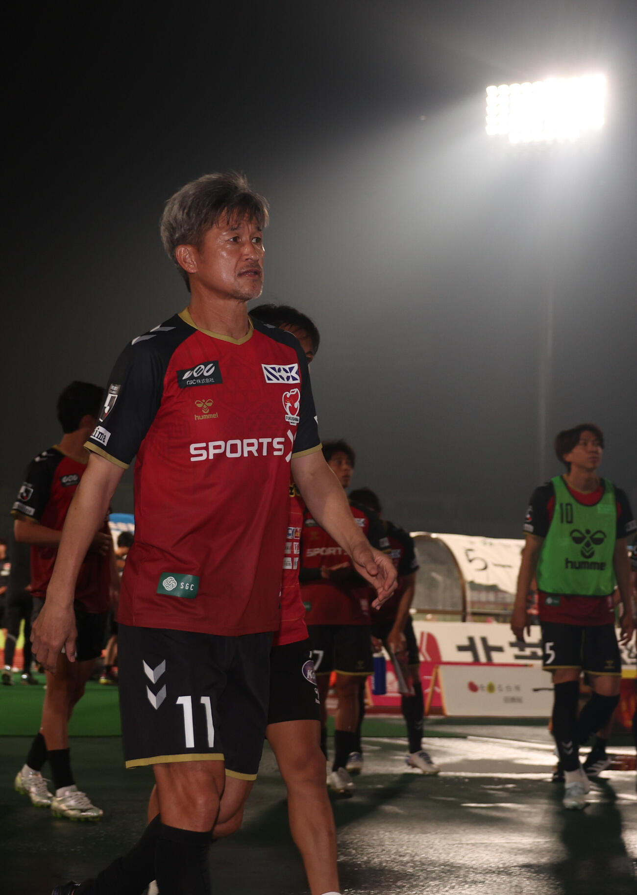 福島対讃岐　敗戦し厳しい表情で揚げる福島カズ（撮影・水谷安孝）