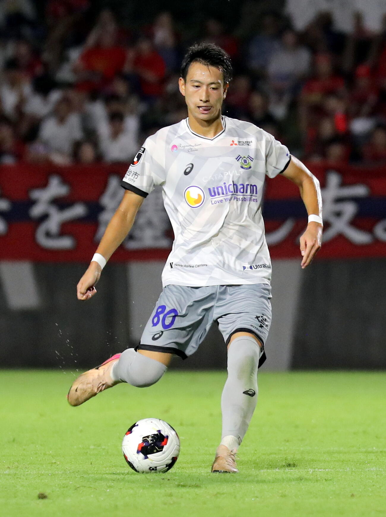 いわきとの開幕戦でJデビューし、後半にパスを出す今治MF中井卓大ピピ（2026年8月9日、ハワイアンズスタジアムいわき）