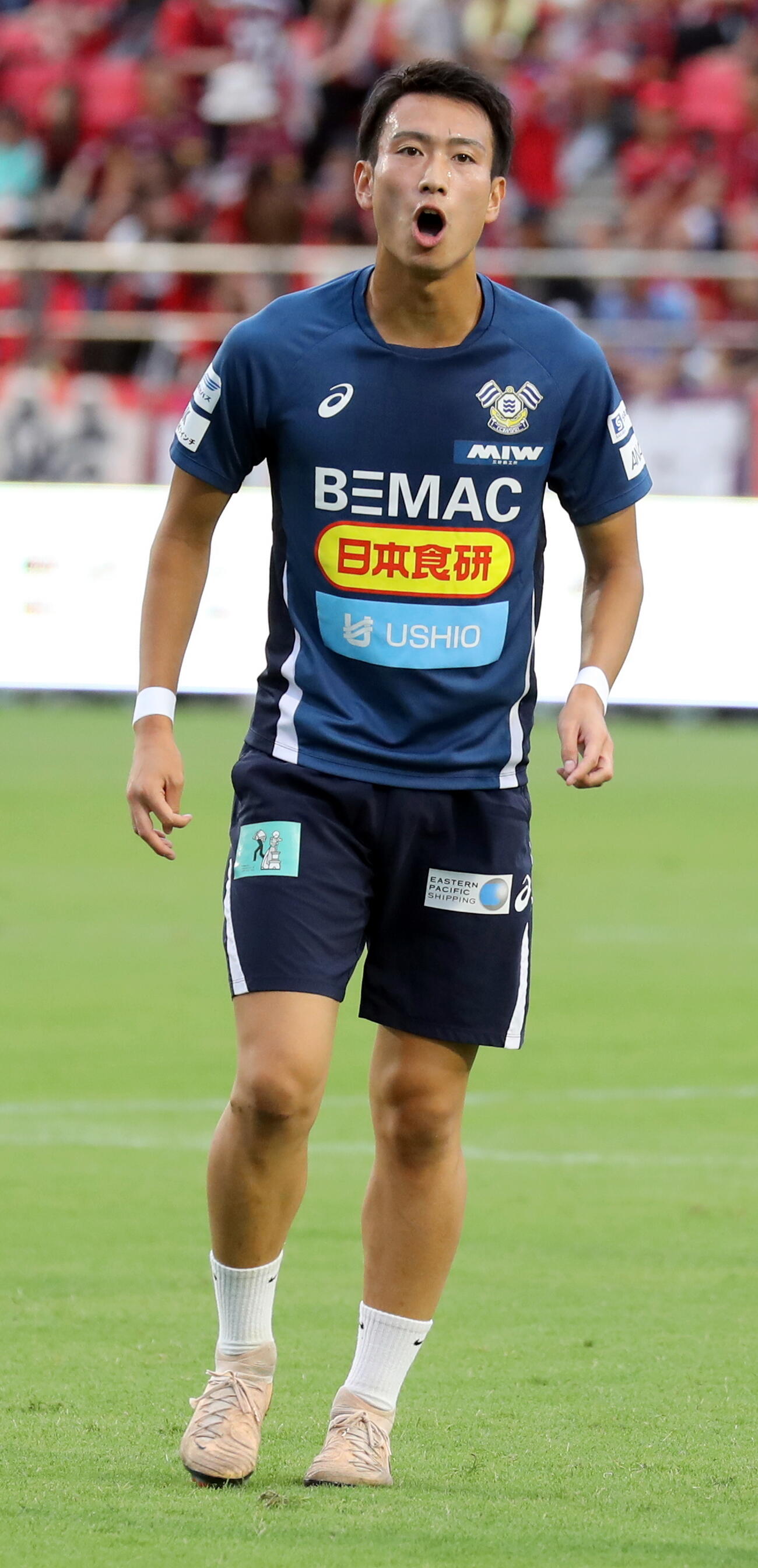 いわきとの開幕戦でのJデビューを前に、試合前練習に参加した今治MF中井卓大ピピ（2026年8月9日、ハワイアンズスタジアムいわき）