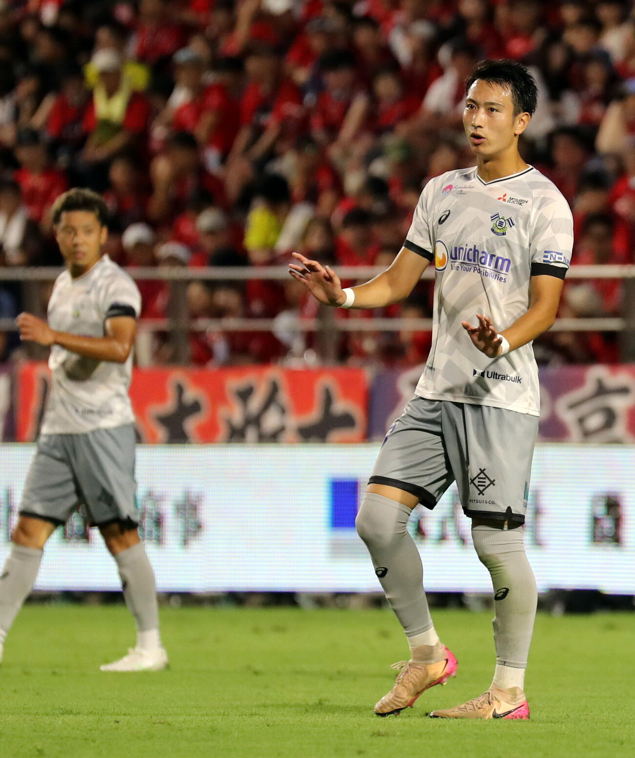 いわきとのJ2開幕戦で日本デビューし、前半35分に味方を落ち着かせる今治MF中井卓大ピピ（2026年8月9日、ハワイアンズスタジアムいわき）