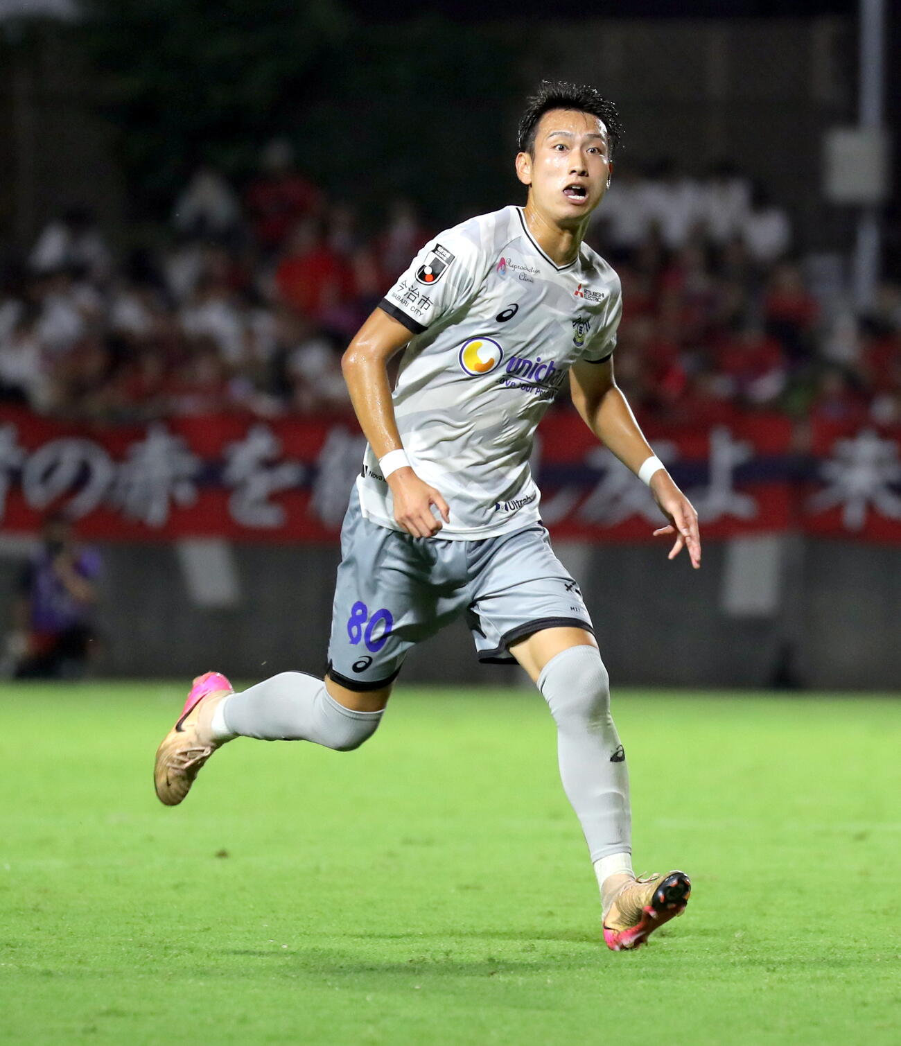 いわきとの開幕戦でJデビューし、後半にゴール前へ走り込む今治MF中井卓大ピピ（2026年8月9日、ハワイアンズスタジアムいわき）