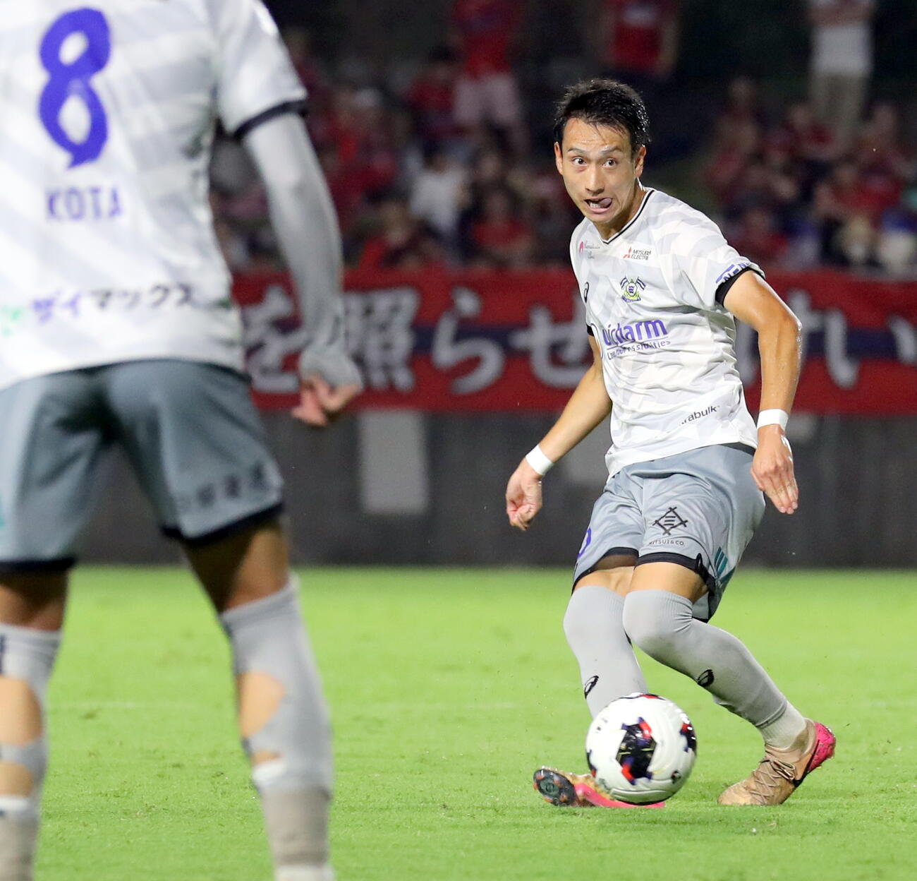 いわきとの開幕戦でJデビューし、後半にパスを出す今治MF中井卓大ピピ（2026年8月9日、ハワイアンズスタジアムいわき）