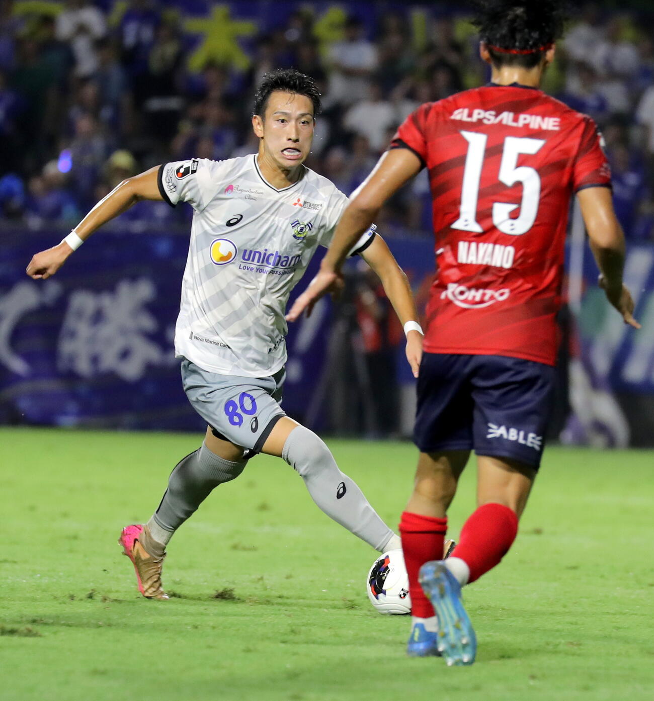 いわきとの開幕戦でJデビューし、後半にU－19日本代表DF中野陽斗と相対する今治MF中井卓大ピピ（2026年8月9日、ハワイアンズスタジアムいわき）