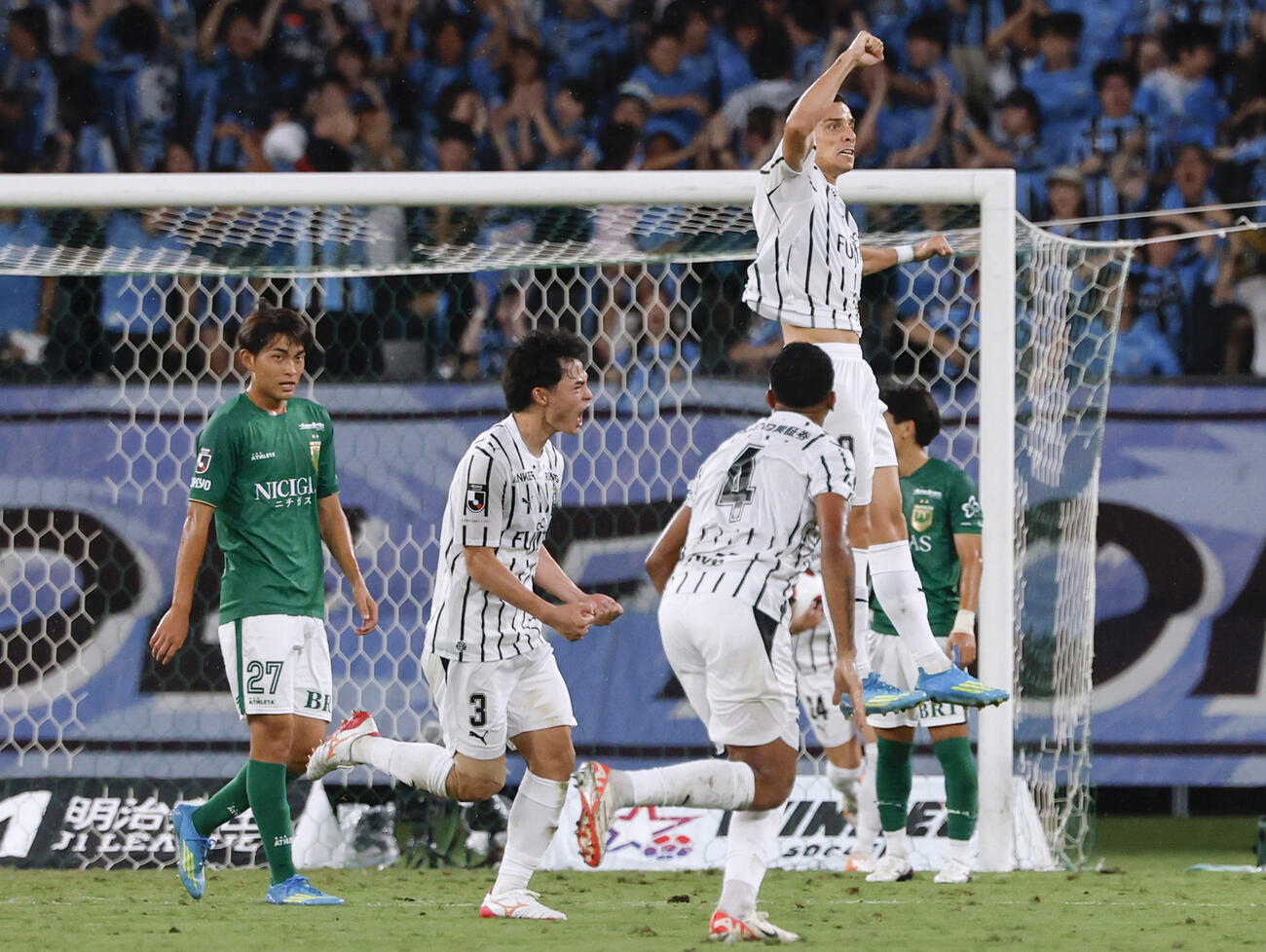 東京V－川崎　試合終了間際、同点ゴールを決め、跳び上がって喜ぶ川崎・ロマニッチ（右上）＝味スタ