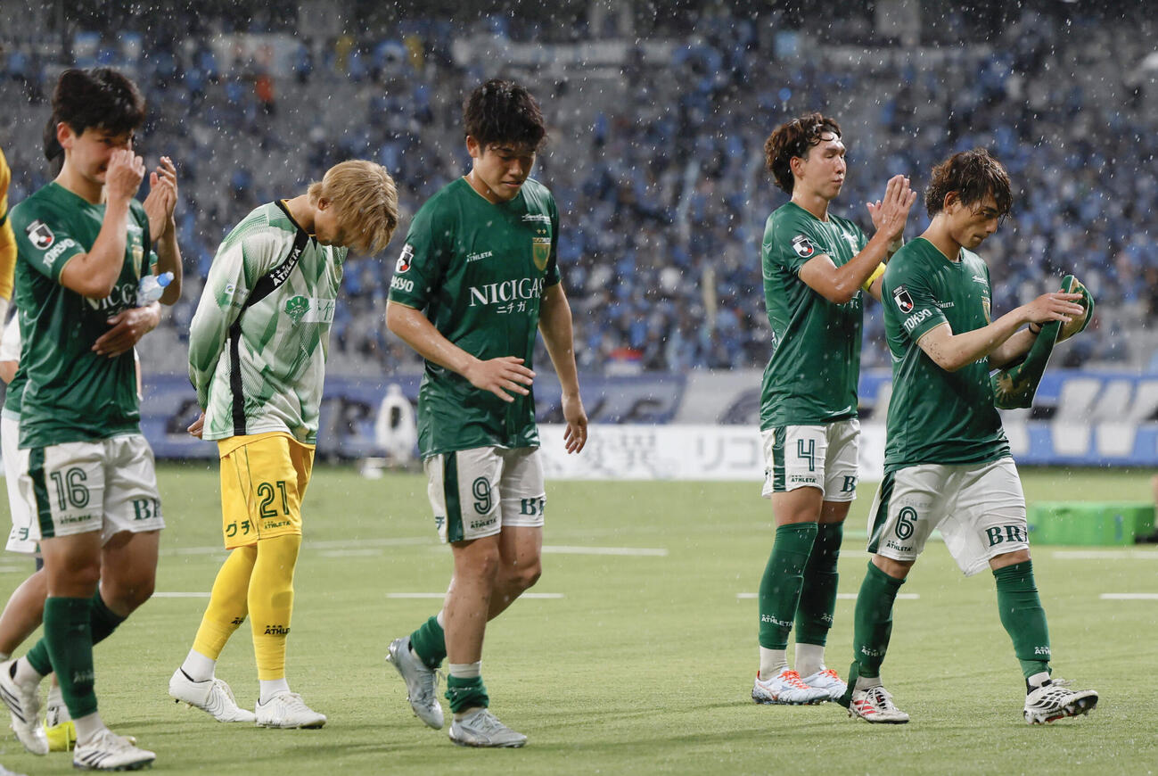 川崎と引き分け、サポーターにあいさつする東京Vの選手たち＝味スタ