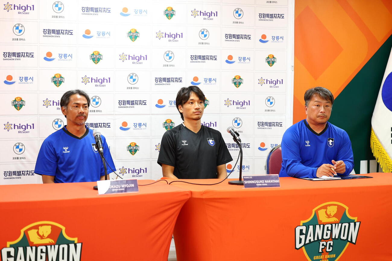 ACLEプレーオフの前日会見に出席したG大阪の（左から）明神智和監督、DF中谷進之介、松崎裕通訳（C）GAMBA OSAKA