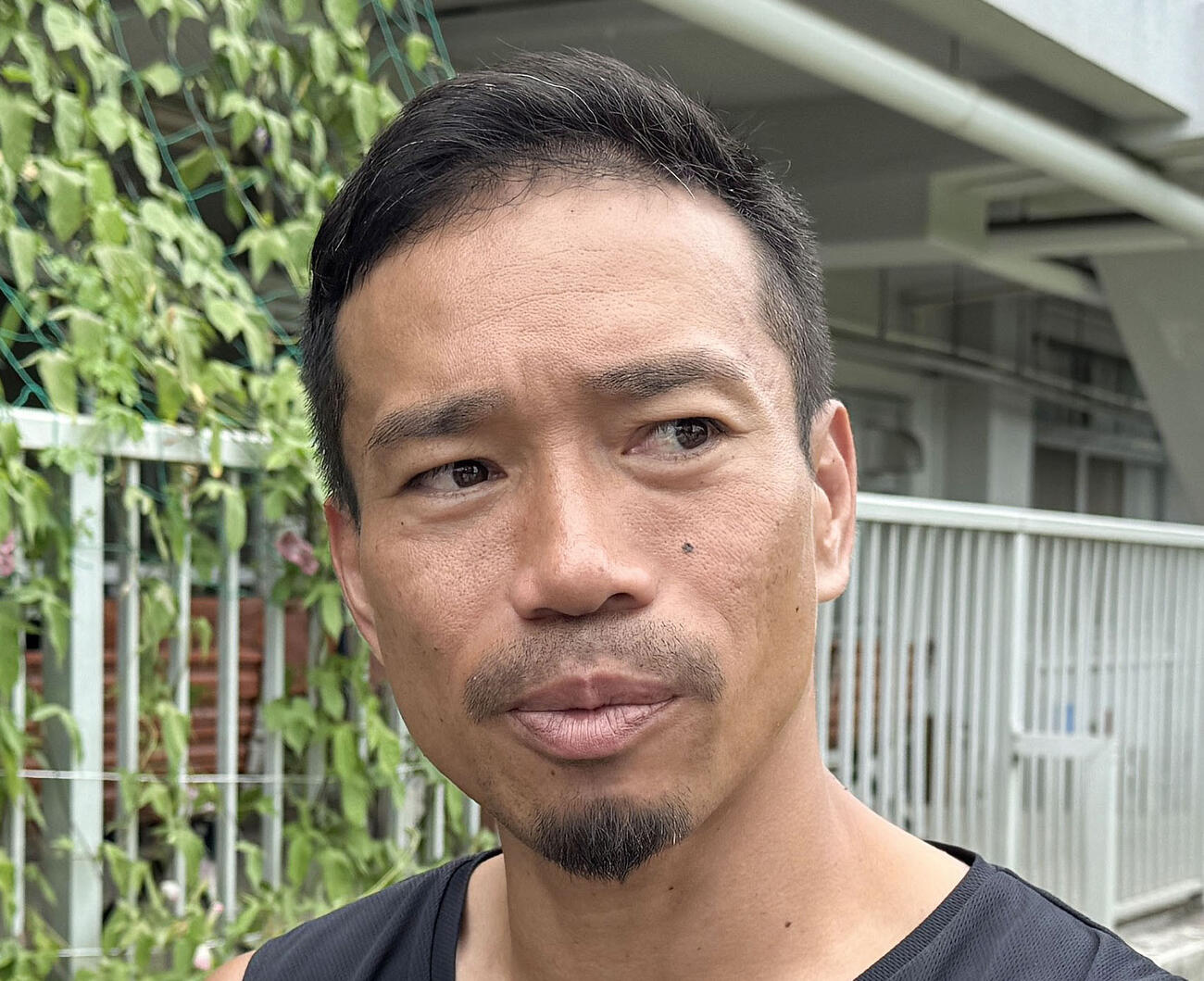 練習後に取材に応じる東京の長友