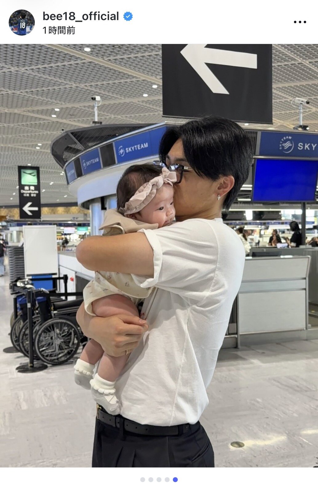 インスタグラムで長女を抱っこする写真を公開した上田綺世