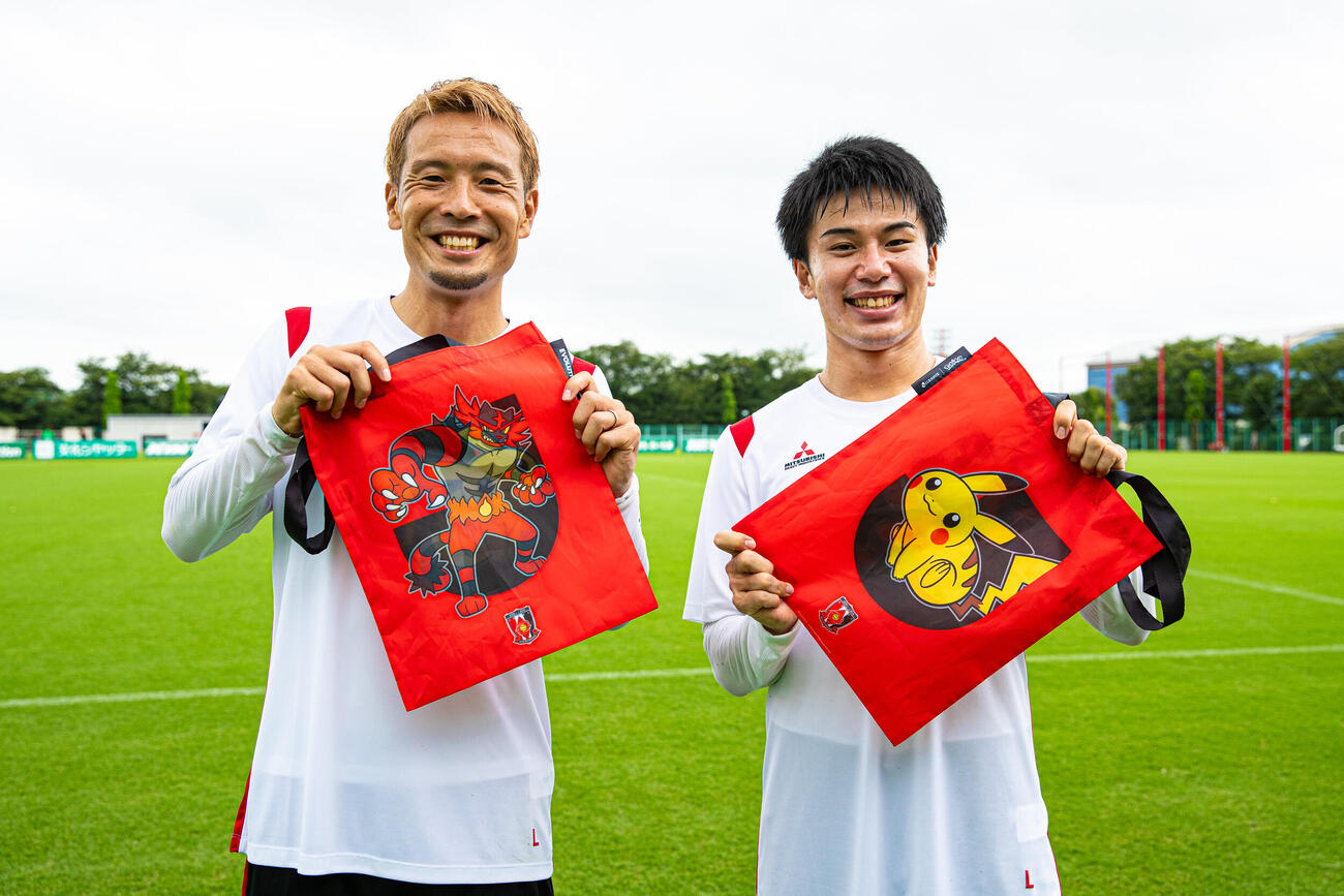 浦和の水沼宏太（左）と林幸多郎がポケモンのエコバッグを手に来場をアピールする