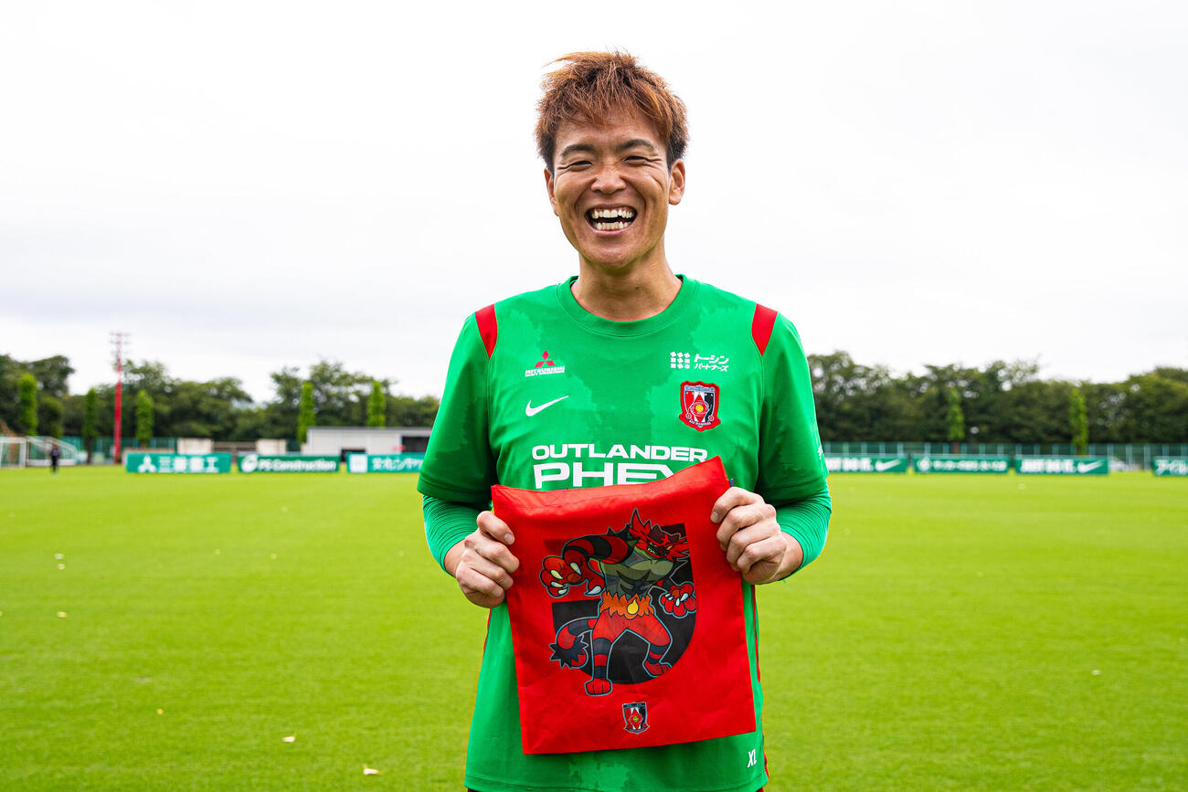 浦和の西川周作がポケモンのエコバッグを手に来場をアピールする