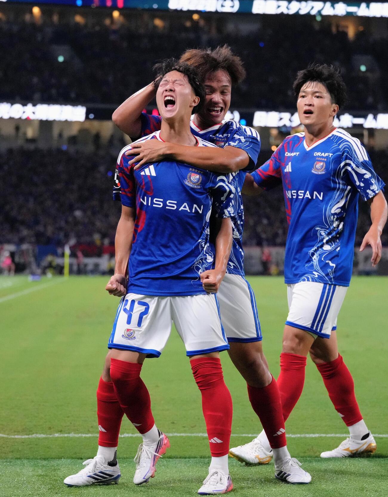 8月7日、鹿島戦の前半、先制ゴールを決め雄たけびを上げる横浜三井寺眞（左）