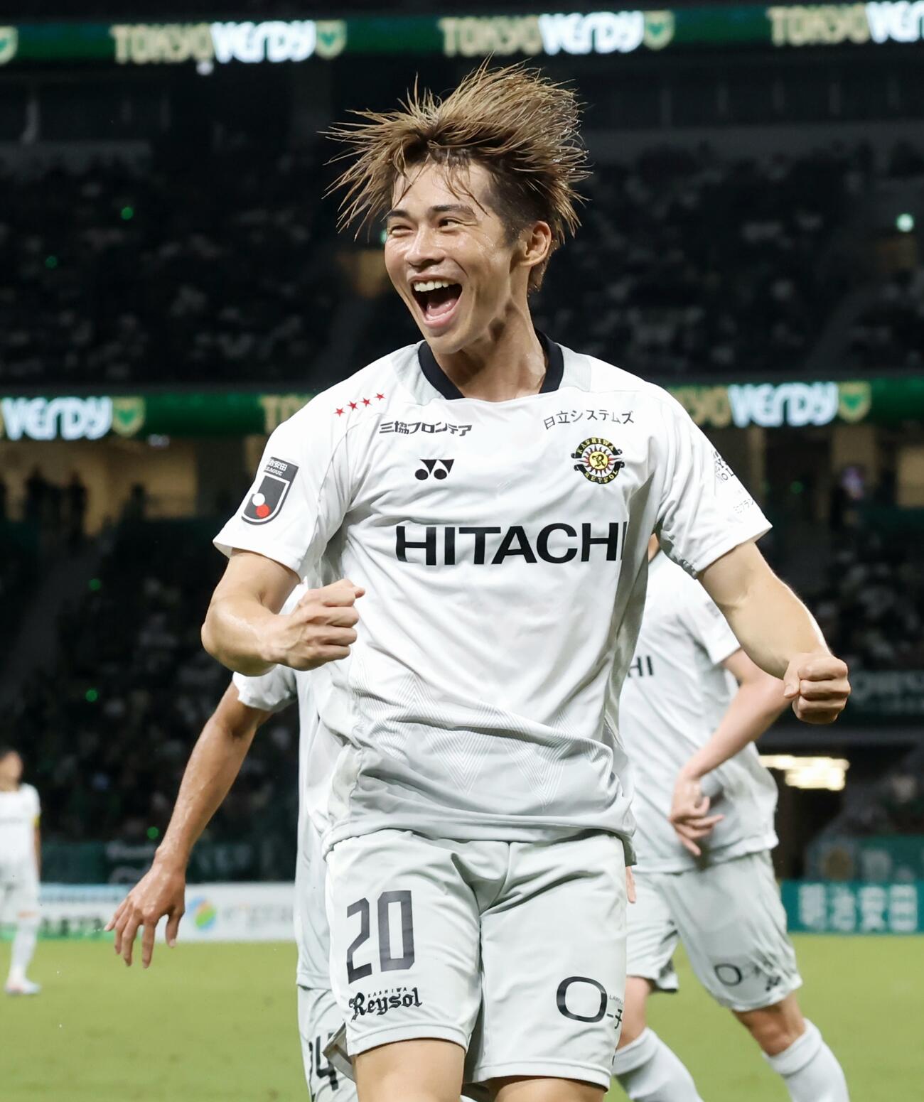 東京V対柏　後半、ゴールを決め、ガッツポーズをする柏瀬川祐輔（撮影・山本朝陽）