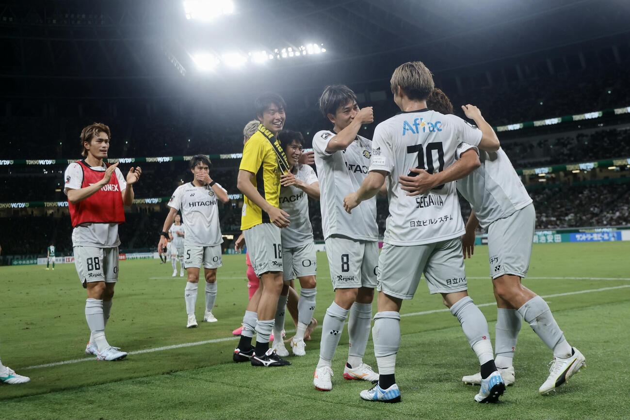 東京V対柏　後半、瀬川祐輔（手前）のゴールを喜ぶ柏イレブン（撮影・山本朝陽）