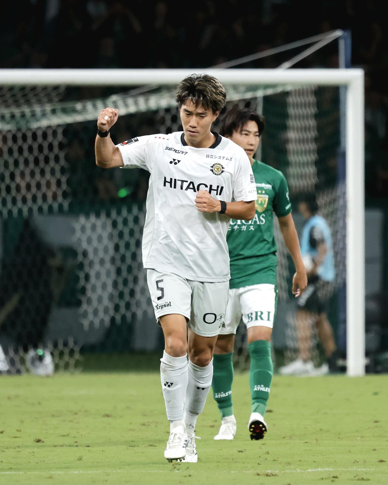 東京V対柏　前半、ゴールを決め、ベンチに向かってガッツポーズをする柏遠藤渓太（中央）（撮影・山本朝陽）