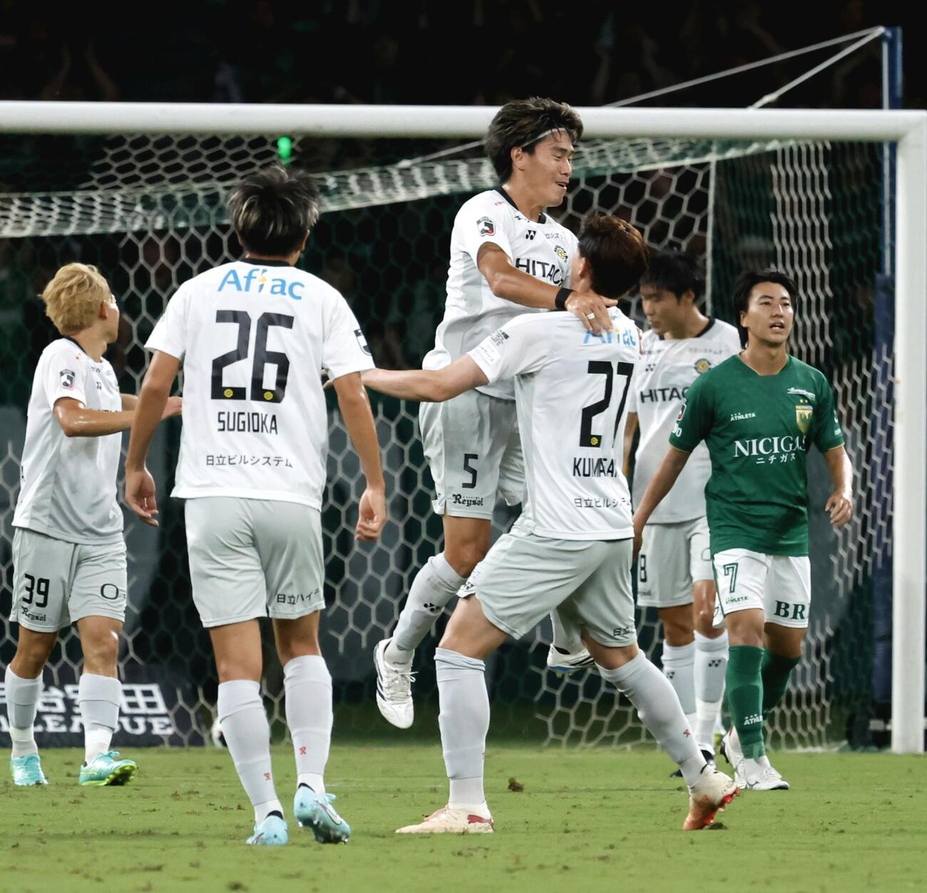 東京V対柏　前半、ゴールを決め、喜ぶ柏遠藤渓太（中央）（撮影・山本朝陽）