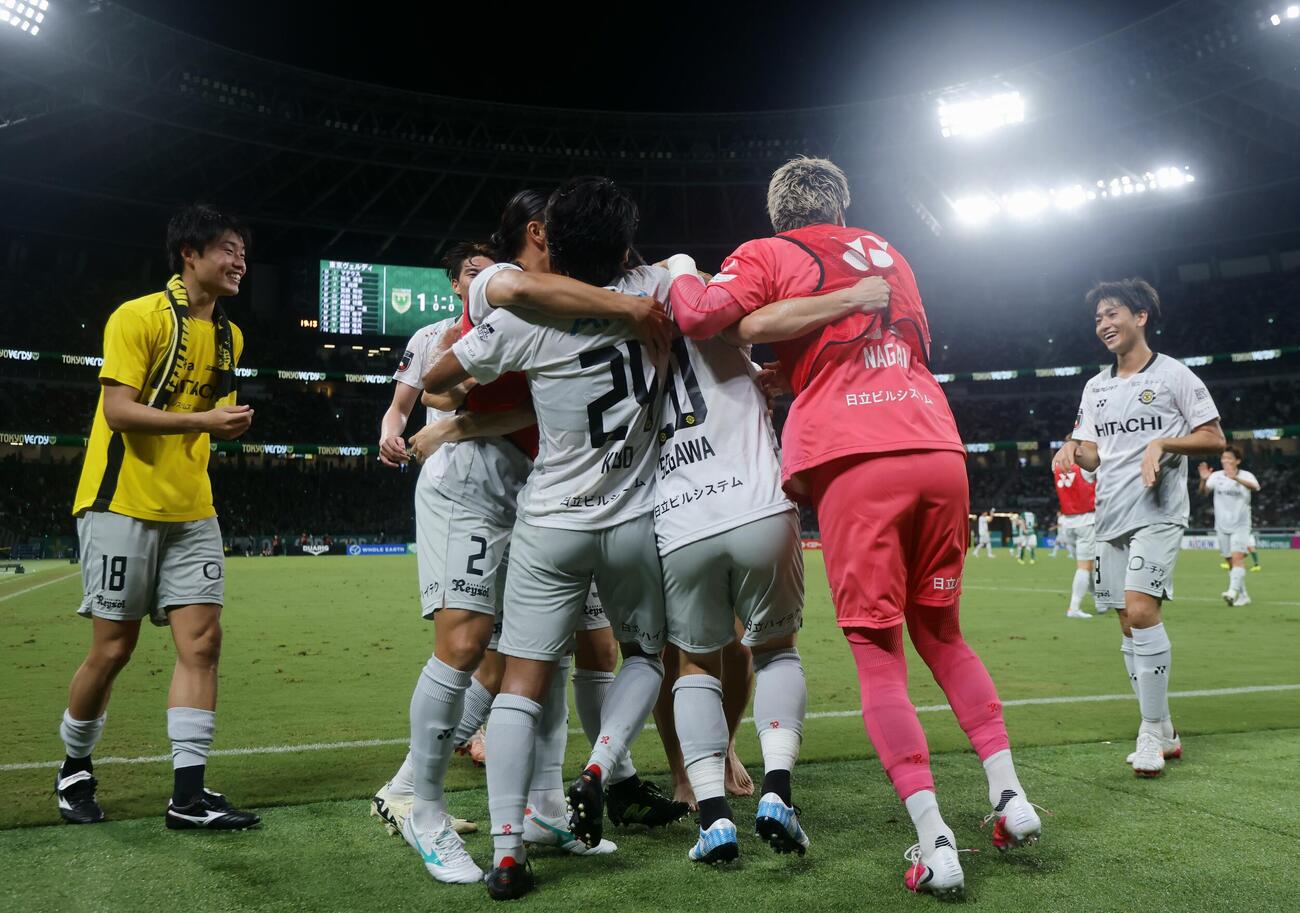 東京V対柏　後半、瀬川祐輔のゴールを喜ぶ柏イレブン（撮影・山本朝陽）
