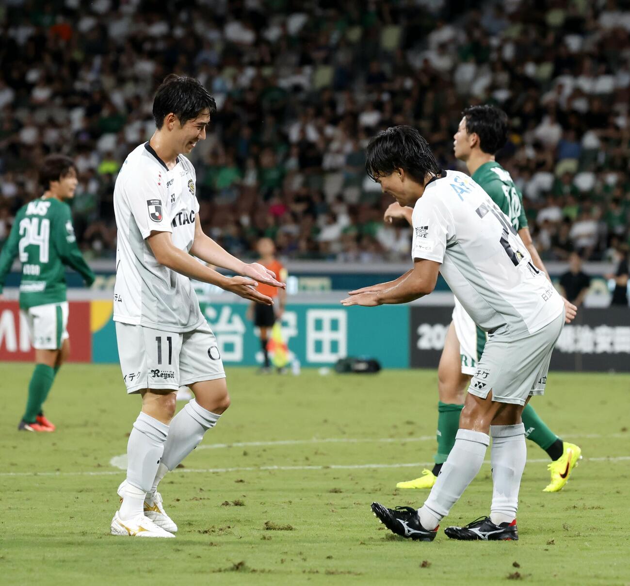 東京V対柏　後半、ゴールを決め、渡井理己（左）とハイタッチをする柏久保藤次郎（撮影・山本朝陽）